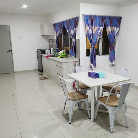 Marina Island Couple Home Stay Lumut Luaran gambar