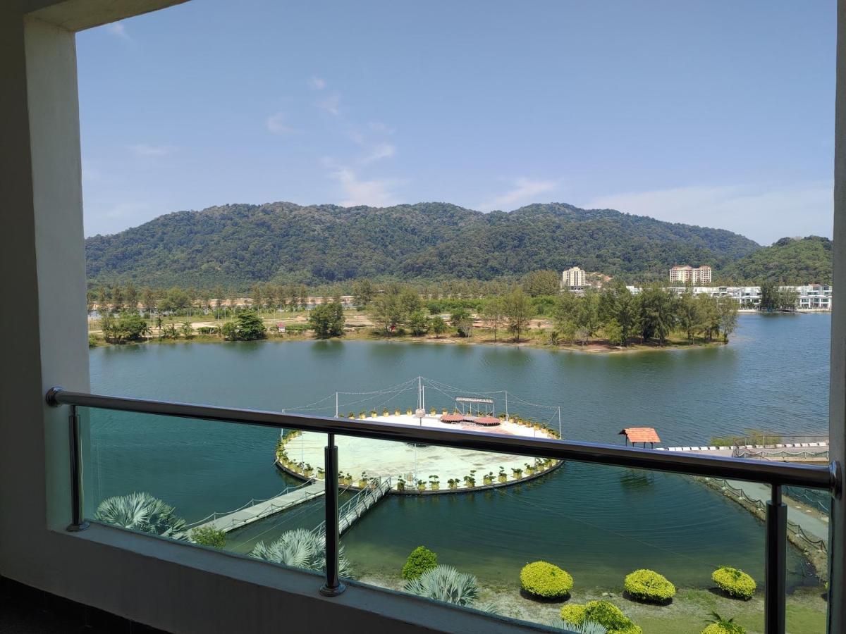 Marina Island Couple Home Stay Lumut Luaran gambar